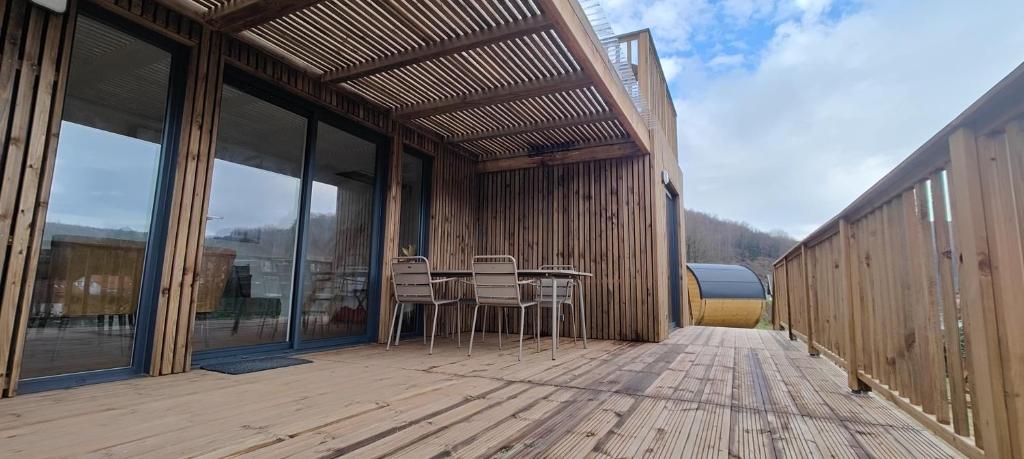 Balkón nebo terasa v ubytování Aux Sons des Cloches - Chalet avec Jacuzzi, Sauna et vue panoramique