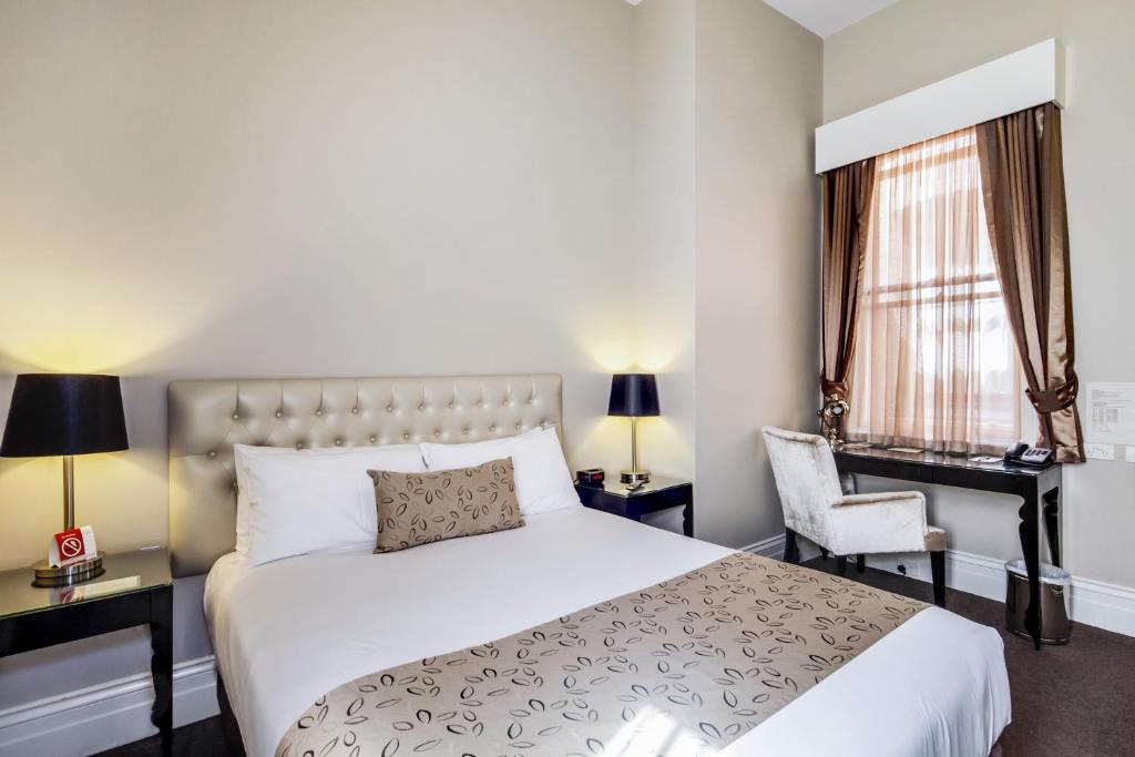 Postel nebo postele na pokoji v ubytování Quality Inn The George Hotel Ballarat