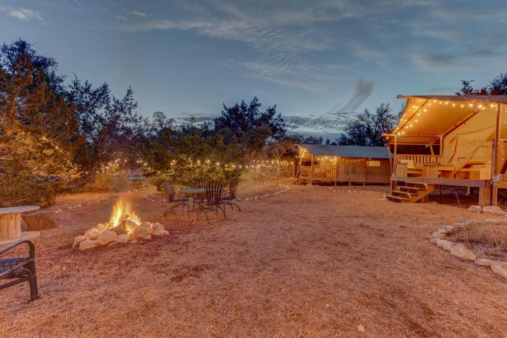 Fotografie z fotogalerie ubytování 12 Fires Luxury Glamping with Heating #2 v destinaci Johnson City