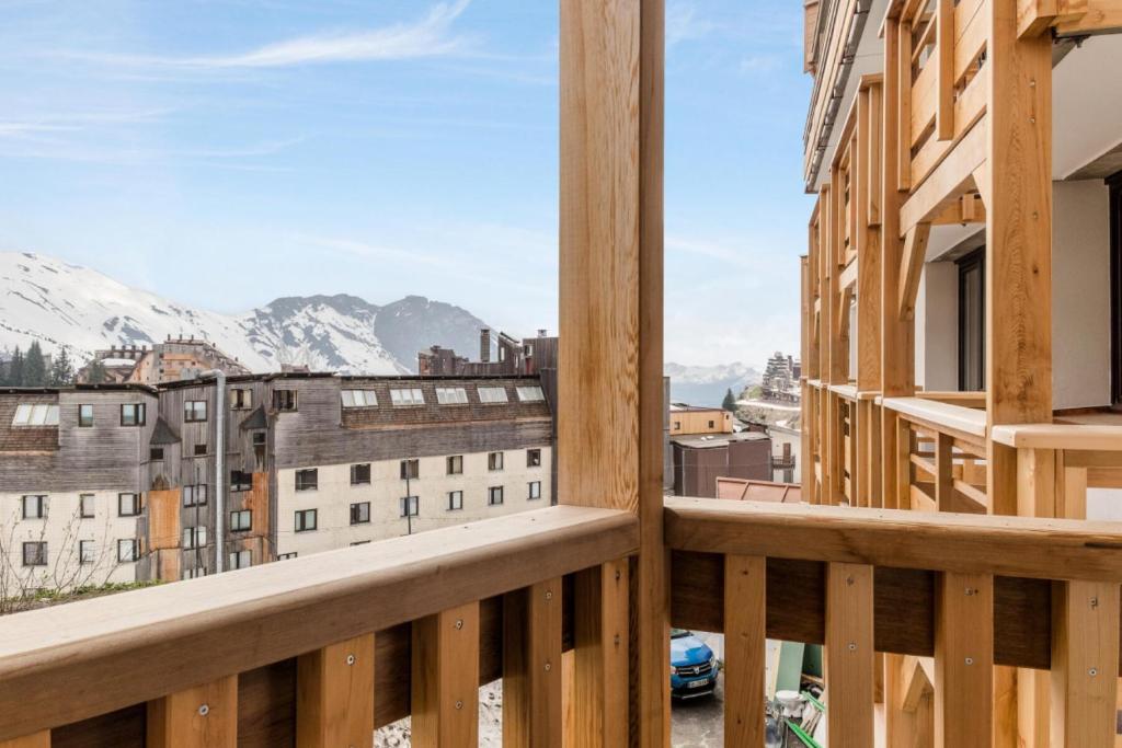 balcón con vistas a las montañas en Résidence Les Alpages - maeva Home - Studio 4 Personnes Budget 84, en Morzine