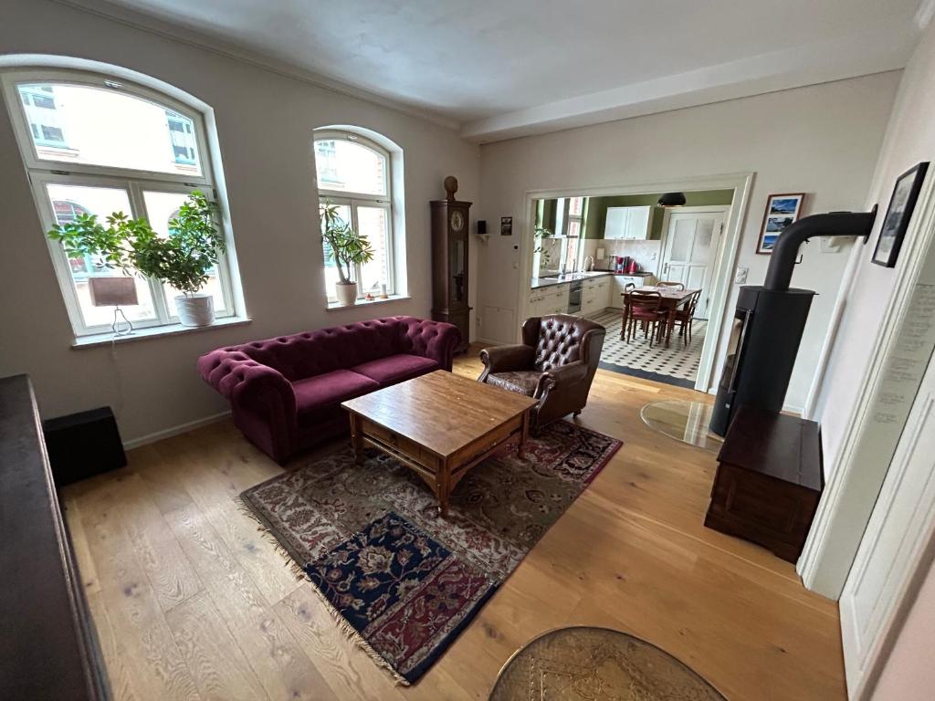 uma sala de estar com um sofá roxo e uma mesa em Ferienwohnung zentral gelegen em Sonneberg