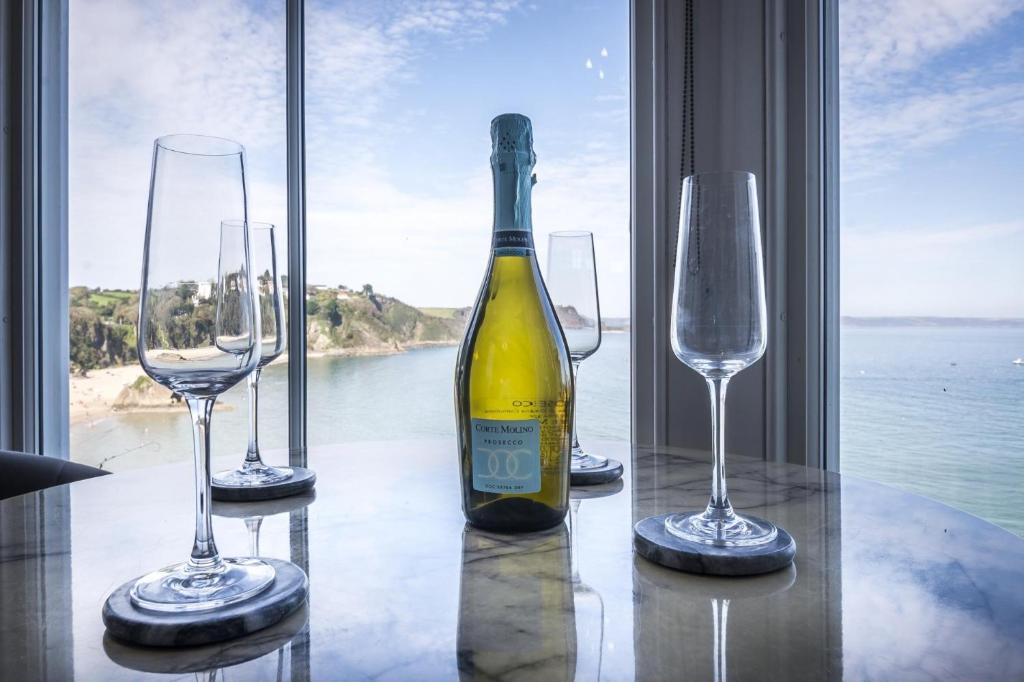 Nápoje v ubytování Pieces of Eight - 2 Bedroom Apartment - Tenby - (Windsor House)