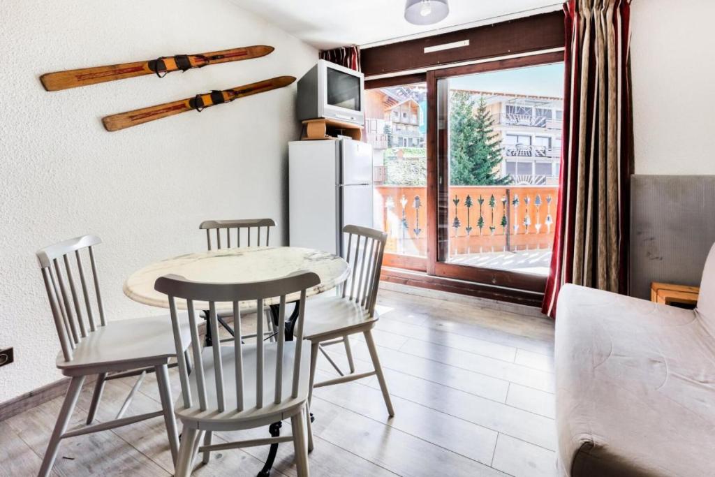a kitchen and dining room with a table and chairs at Studio 4 pers. pied des pistes - Maeva Particuliers 69572 in L'Alpe-d'Huez