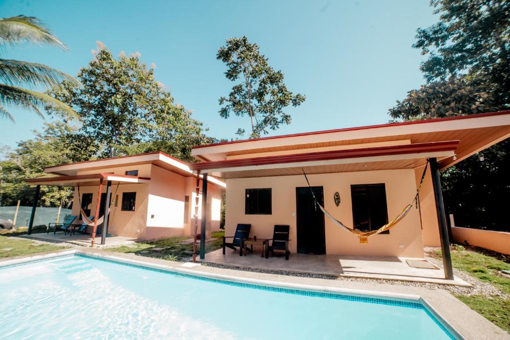Villa con piscina y casa en Brahman Bungalows on Pavones Point, en Pavones