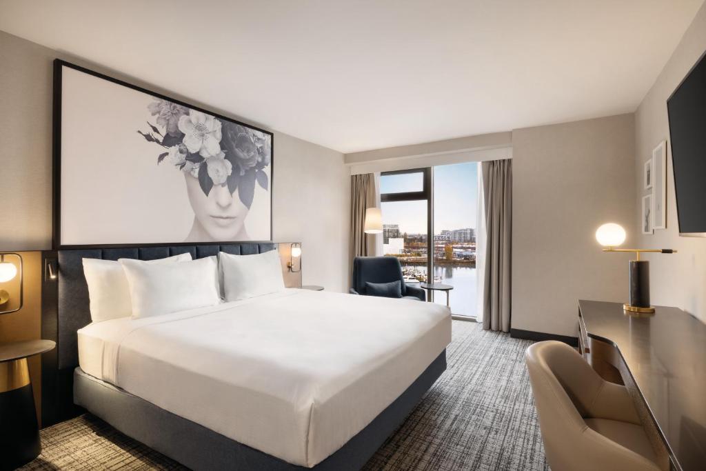 Postel nebo postele na pokoji v ubytování Radisson Blu Vancouver Airport Hotel & Marina