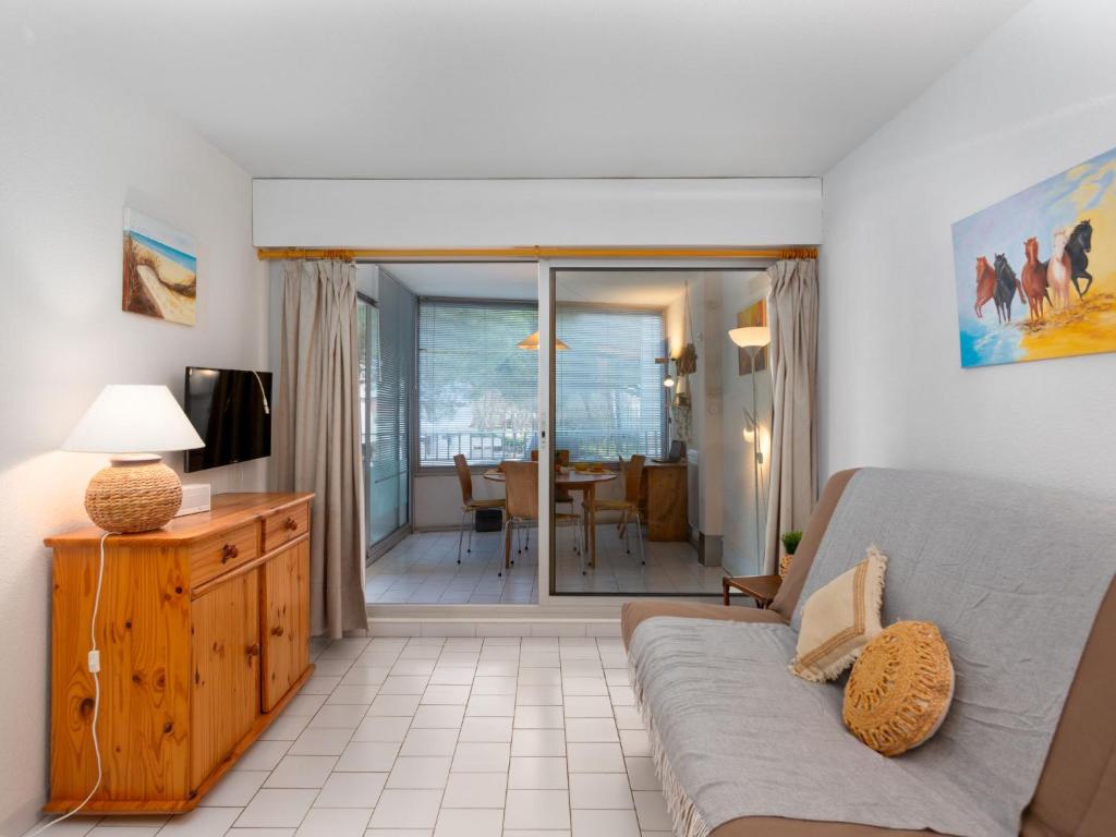 un salon avec un canapé et une table dans l'établissement Apartment du Parc II-8 by Interhome, à La Grande Motte