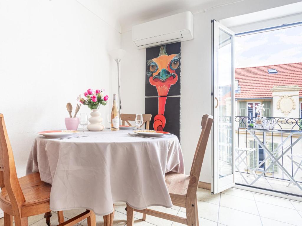 une salle à manger avec une table, des chaises et un tableau dans l'établissement Apartment Foncet by Interhome, à Nice