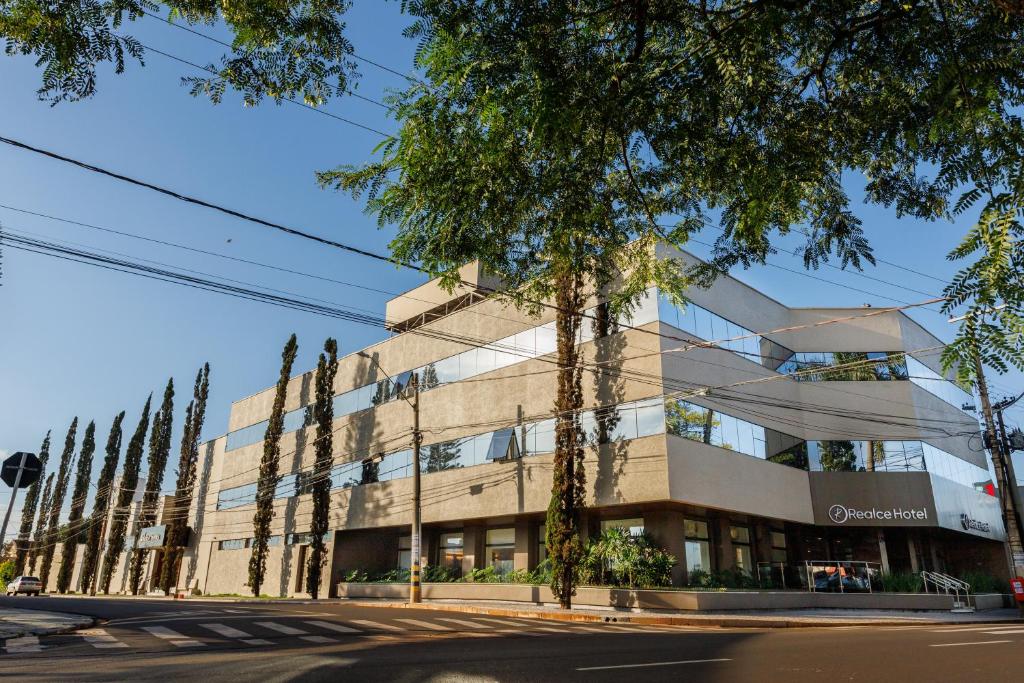 een gebouw met bomen ervoor bij Realce Hotel in Jaú