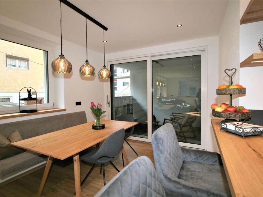 Un comedor y una sala de estar con mesa y sillas. en Apartment Christine by Interhome, en Brixlegg