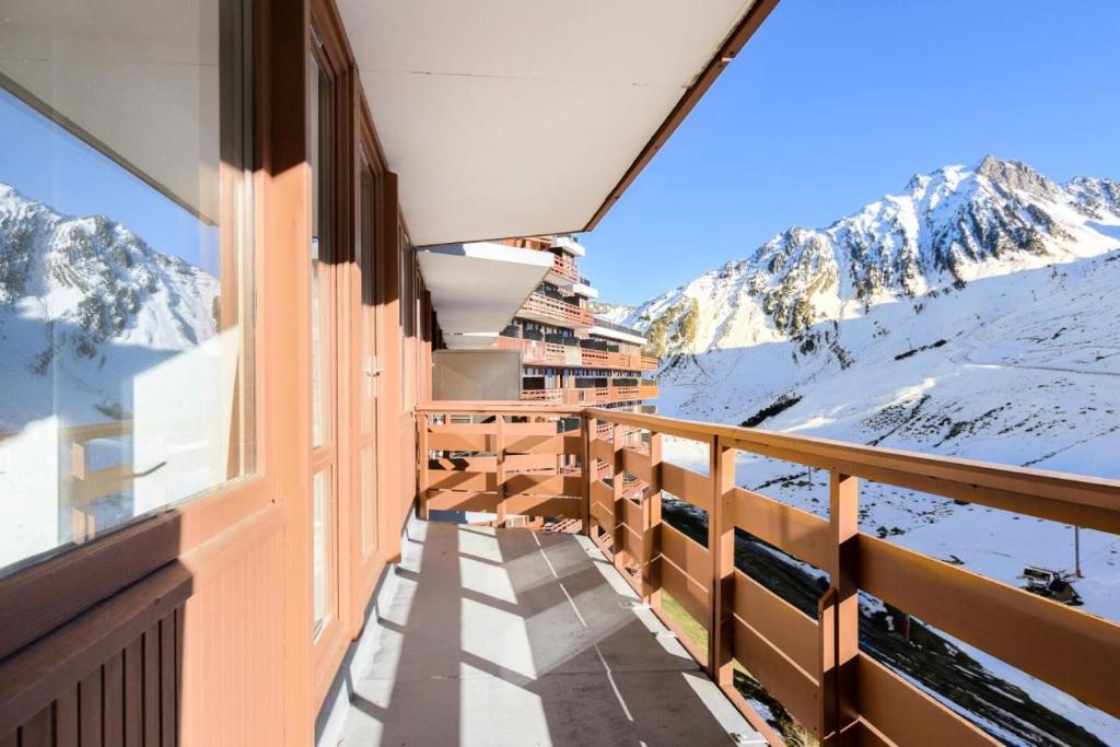 Elle comprend un balcon offrant une vue sur les montagnes enneigées. dans l'établissement Résidence Le Montana - maeva Home - 2 pièces 6 Personnes Confort MAE-9710, à La Mongie