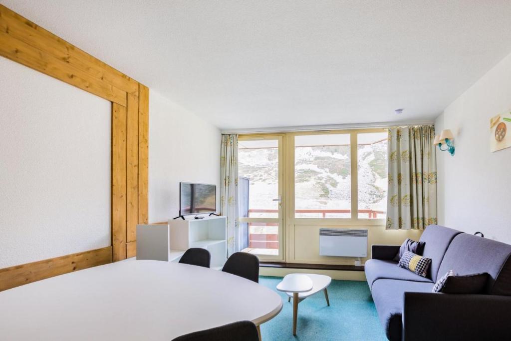 un salon avec un canapé et une table dans l'établissement Résidence Le Montana - maeva Home - Studio 4 Personnes Sélection MAE-9410, à La Mongie