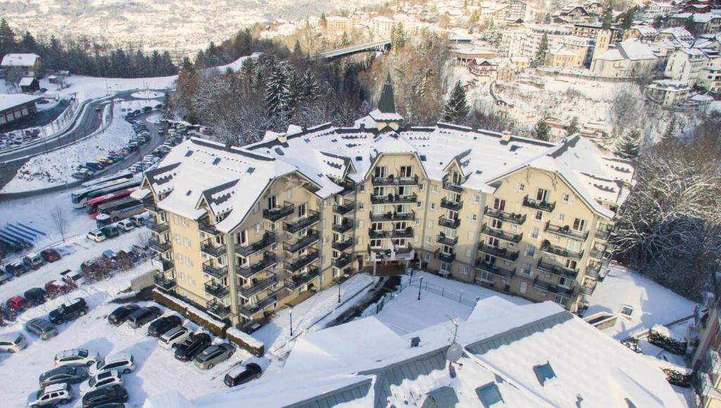 an aerial view of a hotel in the snow at Résidence Le Grand Panorama - 2 Pièces pour 6 Personnes 32 in Saint-Gervais-les-Bains