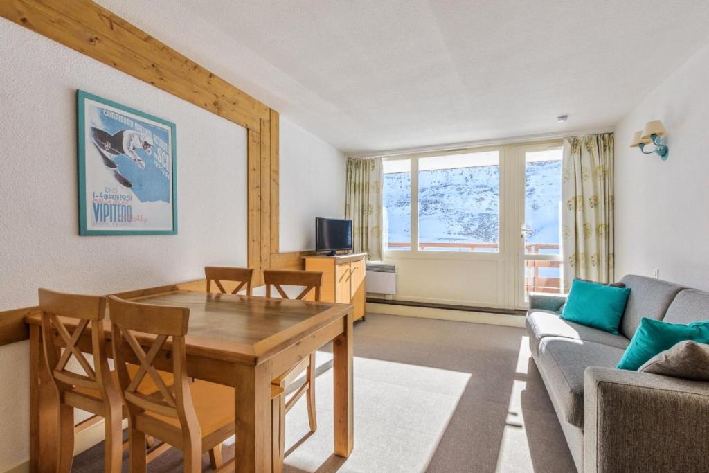 un salon avec une table, des chaises et un canapé dans l'établissement Résidence Le Montana - maeva Home - Studio 4 Personnes Sélection MAE-0017, à La Mongie