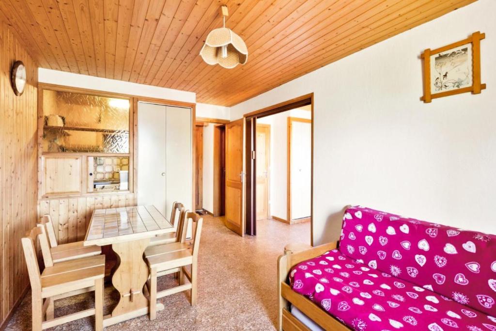 ein Wohnzimmer mit einem Sofa und einem Tisch in der Unterkunft Chalet le Séchet - Maeva Particuliers - 2 Pièces 4 personnes Confort 140622 in Bellentre