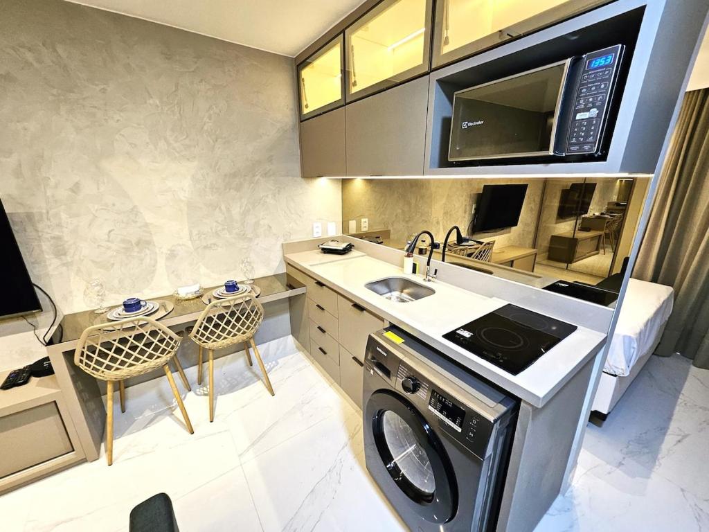 cocina con fregadero y lavavajillas en SAINT TROPEZ BLOCO G APT 205 · Apartamento novo e reformado, Sudoeste QMSW 05, en Brasilia