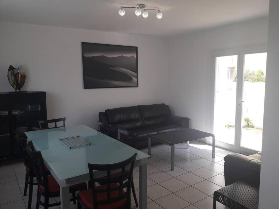 - un salon avec une table et un canapé dans l'établissement Ar vilin, à Plouézec