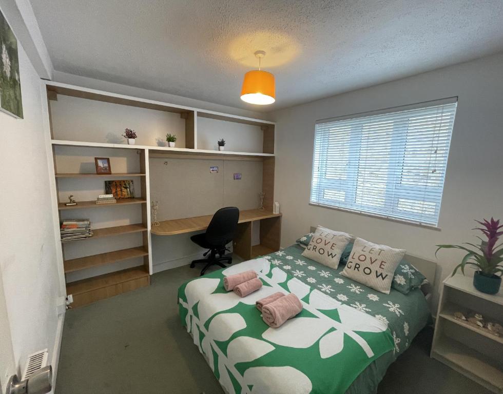 a bedroom with a bed and a desk and a window at Stunning Flat Close to Regents Park and Euston Station! in London