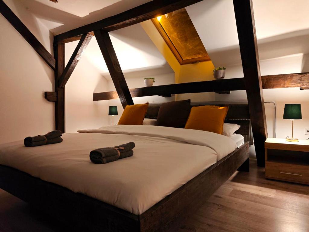 een slaapkamer met een groot bed met oranje kussens bij DáMa Apartments in Eger