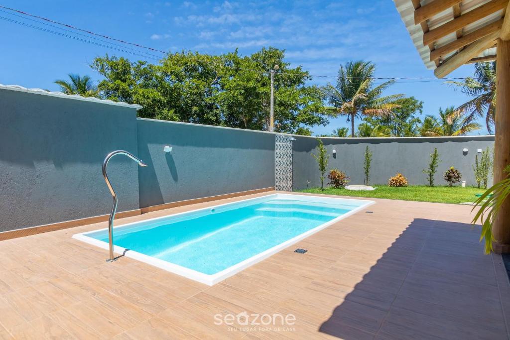 a swimming pool in the backyard of a house at Aconchegante apartamento bem mobiliado PDM005 in Porto Seguro