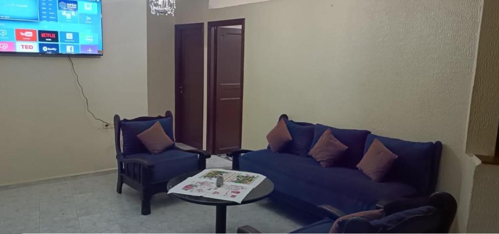 - un salon avec un canapé, deux chaises et une table dans l'établissement Fes Tranquil Apartment, à Fès