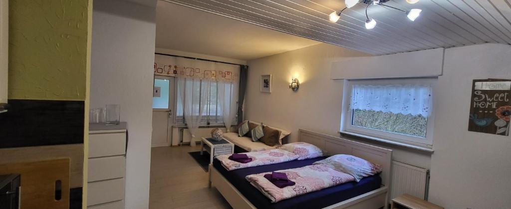 1 Schlafzimmer mit 2 Betten und einem Fenster in der Unterkunft Fewoela in Eppstein