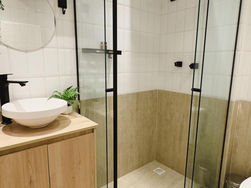 a bathroom with a shower and a sink at Apê Pátio Paulista in São Paulo