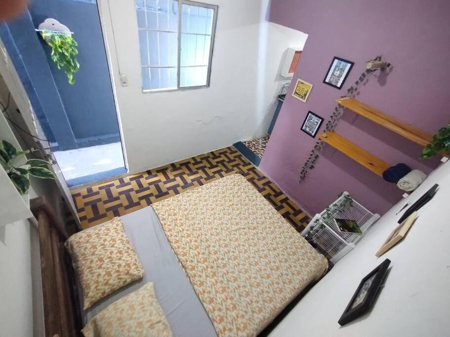 オリンダにあるEspaço Completo Privativo - Aconchego Olinda Altaのベッドとドア付きの客室を望めます。