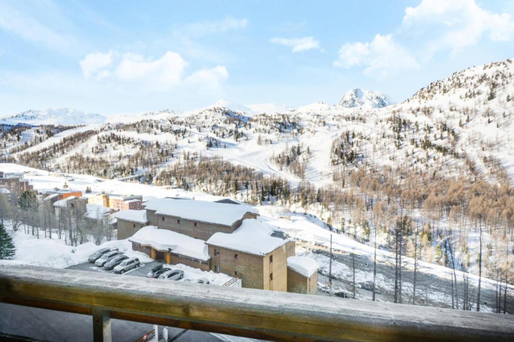 - une vue sur une station de ski dans la neige dans l'établissement Résidence Les Terrasses d'Azur - maeva Home - 2 Pièces 4 Personnes Confort MAE-1522, à Isola 2000