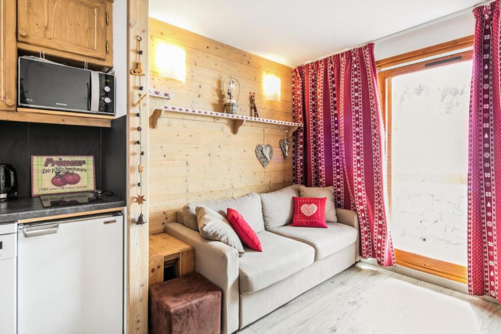 - un salon avec un canapé dans une petite maison dans l'établissement Résidence Les Sentiers du Tueda - maeva Home - Studio 4 personnes Selection MAE-1523, à Les Allues