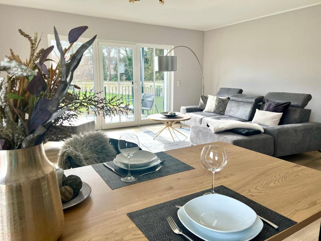 ein Wohnzimmer mit einem Tisch und einem Sofa in der Unterkunft Ferienwohnung Bella in Ballenstedt