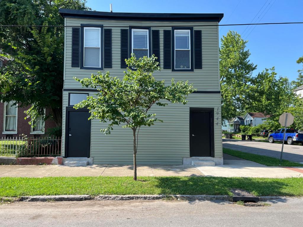 un pequeño árbol frente a una casa en 2 Lofts Downtown Louisville One Theater Room en Louisville