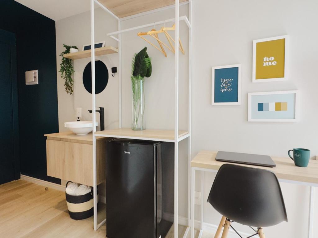 a desk and a chair in a room at Apê Pátio Paulista in São Paulo