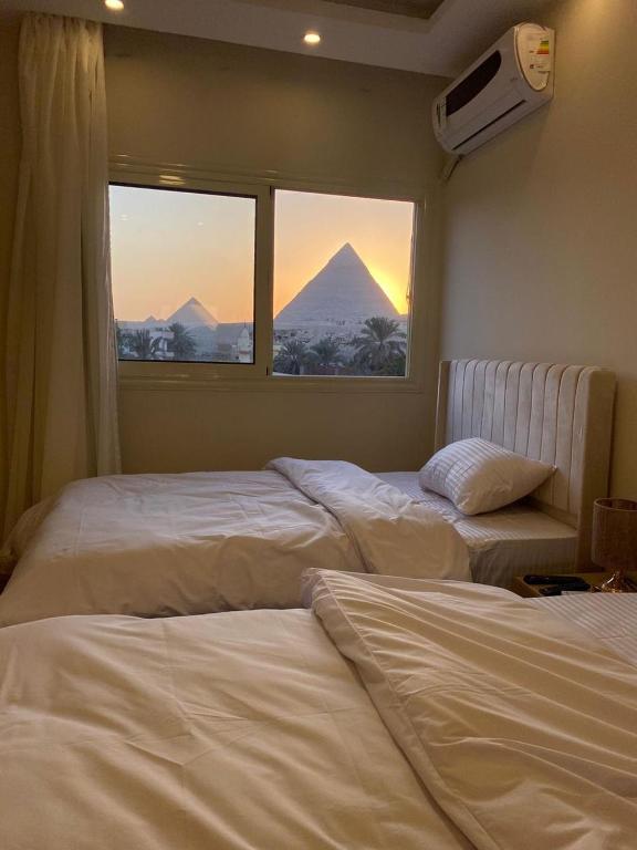 Postel nebo postele na pokoji v ubytování Pyramids Era View