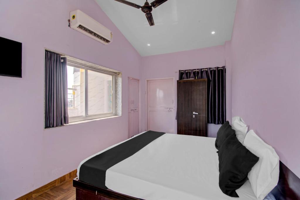 Postel nebo postele na pokoji v ubytování OYO Hotel Kenin