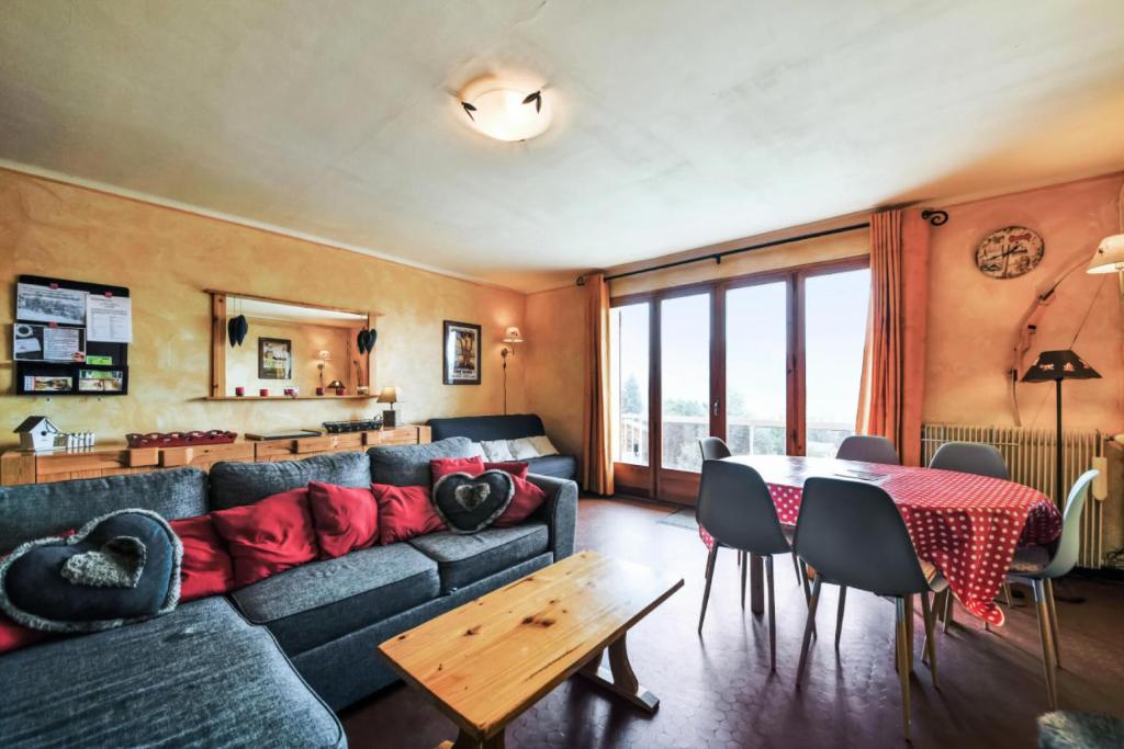 un salon avec un canapé et une table dans l'établissement Appartement 2 pièces 6 personnes avec superbe vue - maeva Home - Appartement 2 pièces 6 personnes Confort MAE-7889, à Font-Romeu-Odeillo-Via