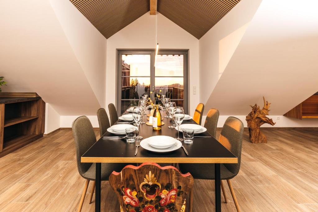 comedor con mesa y sillas en HEIMATEL - Ferienappartements Hochberg, en Argenbühl