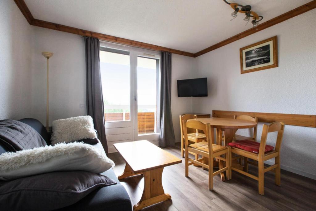un salon avec un canapé et une table dans l'établissement Résidence Les Bergers - maeva Home - Studio 4 personnes - Confort MAE-9591, à Huez