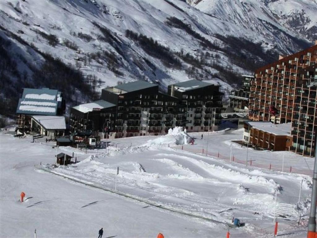 a resort on a ski slope with snow covered mountains at Résidence Villaret - Studio pour 4 Personnes 194 in Les Menuires