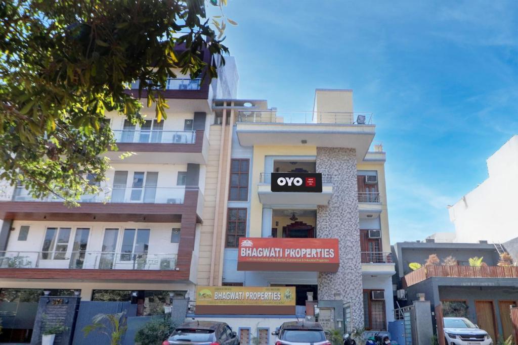 ein Gebäude mit einem Schild auf der Vorderseite in der Unterkunft OYO Hotel Galaxy?s Inn in Gurgaon