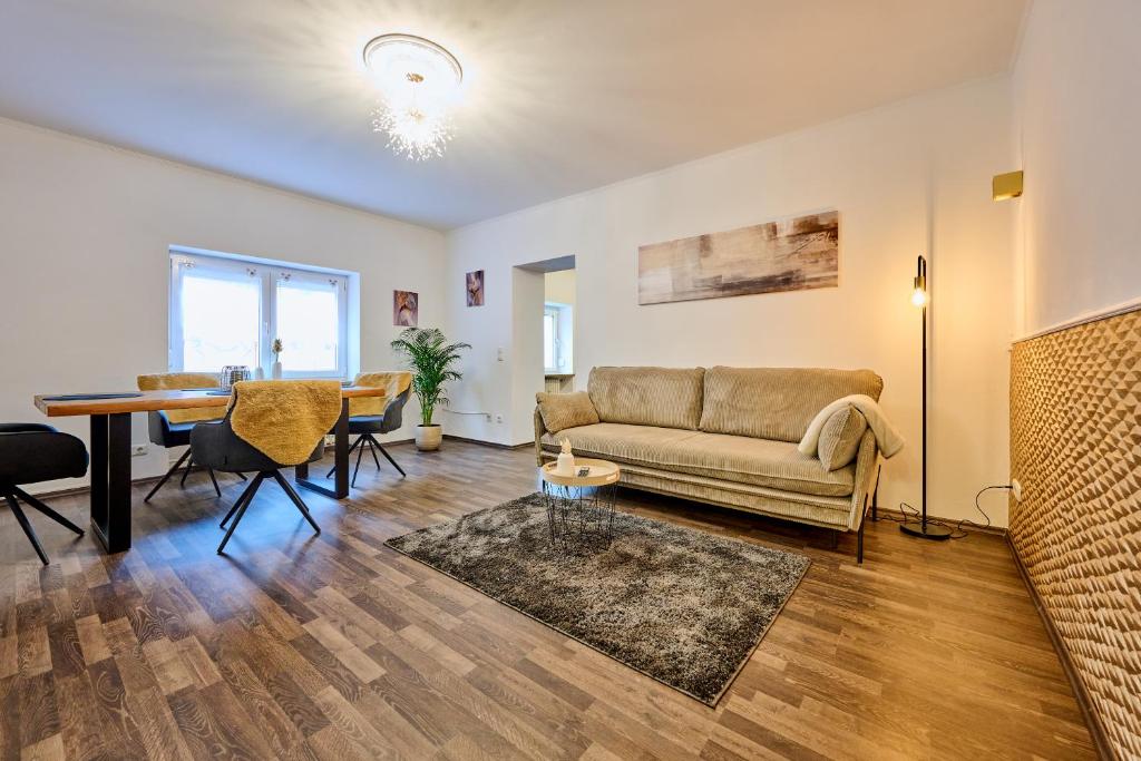 a living room with a couch and a table at apanoxa homes I zentral I Bahnhof in Straubing