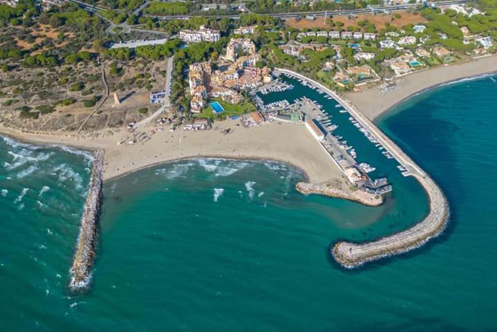 een luchtzicht op een eiland in de oceaan bij Apartment with secure underground parking in Marbella