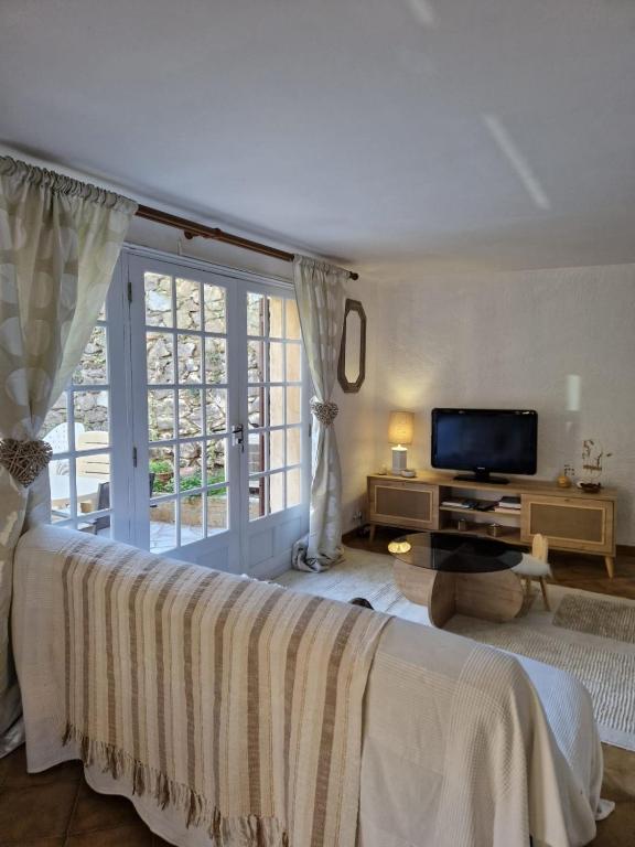 une chambre avec un grand lit et une télévision dans l'établissement Elegant Studio Close to the Sea, à Sainte-Maxime