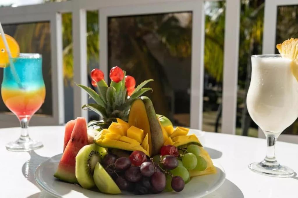 蒙舒瓦西的住宿－La Petite Villa Golf de Mont Choisy，桌上一盘水果和两杯饮料