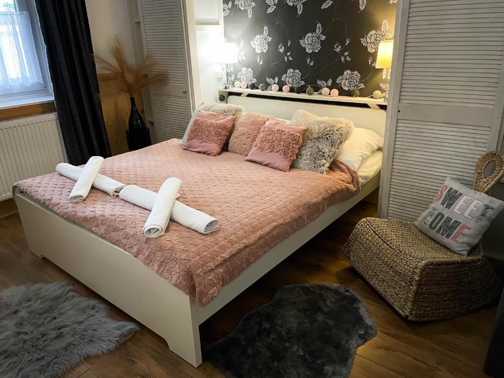 Un dormitorio con una cama con dos personas. en Bíborlak 7 en Villány