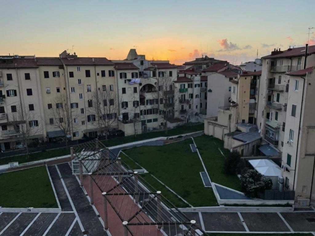 une vue d'une ville avec des bâtiments dans l'établissement Centro città con le comodità, à Livourne