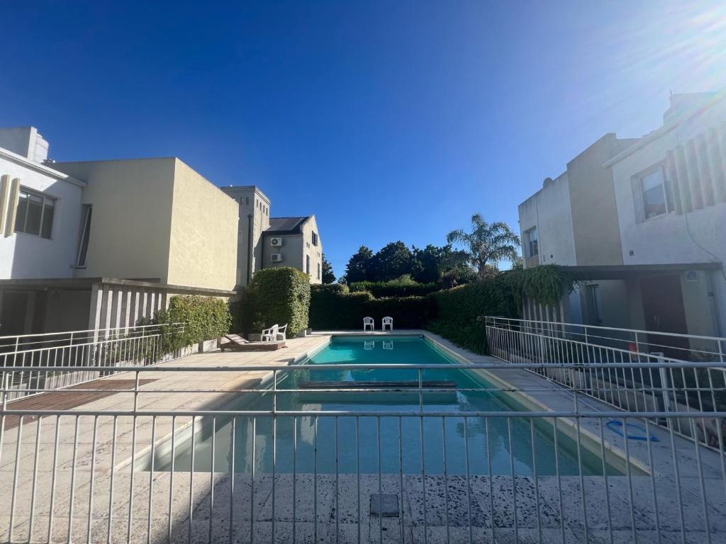 una piscina en medio de un edificio en Juanita Home (Duplex de dos domitorios en complejo con pileta) en La Plata