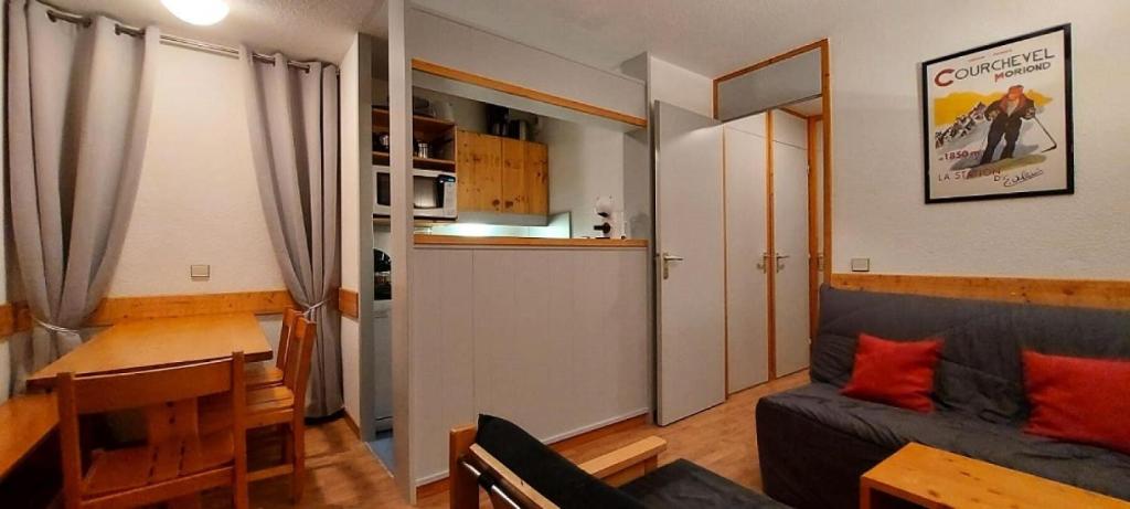 un salon avec un canapé et une table dans l'établissement Résidence Les Brigues - maeva Home - Appartement 2 pièces 6 personnes Confort MAE-6259, à Courchevel