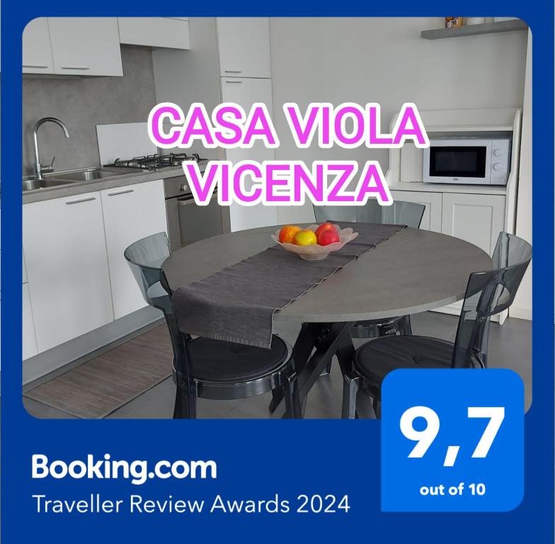 uma cozinha com uma mesa com uma taça de fruta em Casa Viola Vicenza Park Free em Vicenza