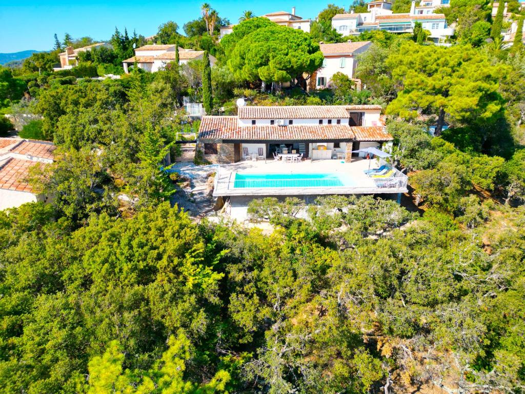 une vue aérienne d'une villa avec piscine dans l'établissement Villa Crystal River, piscine privée & vue mer sur Golfe de Saint Tropez, aux Issambres