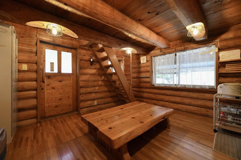 une chambre avec un banc dans une cabane en rondins dans l'établissement Logland Okumino - Camp - Vacation STAY 42152v, à Gujō